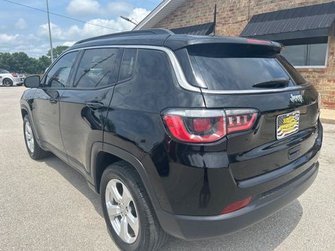 Used 2018 Jeep Compass Latitude FWD image 9
