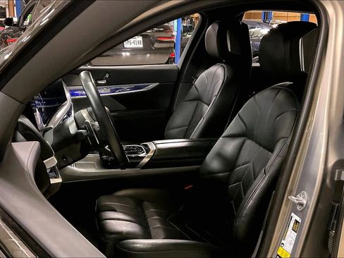 Used 2023 BMW 760i xDrive image 8