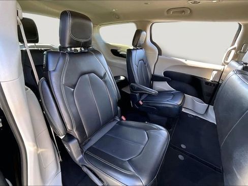 Used 2024 Chrysler Pacifica Touring-L image 17