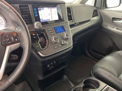 Used 2016 Toyota Sienna SE image 15