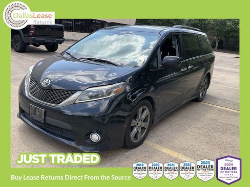 Used 2017 Toyota Sienna SE FWD image 1