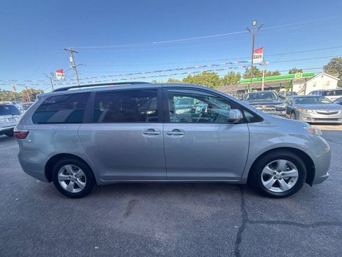 Used 2016 Toyota Sienna LE FWD image 4