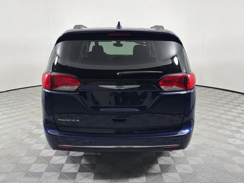 Used 2017 Chrysler Pacifica Touring-L FWD image 6