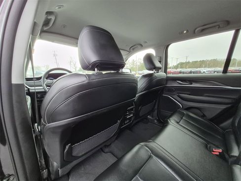 Used 2023 Jeep Grand Cherokee Limited w/ Black Appearance Package image 36