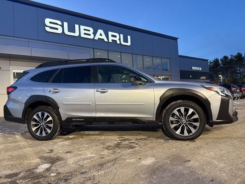 Used 2023 Subaru Outback Limited image 3