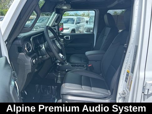 Used 2025 Jeep Wrangler Unlimited Sahara AWD/4WD image 10