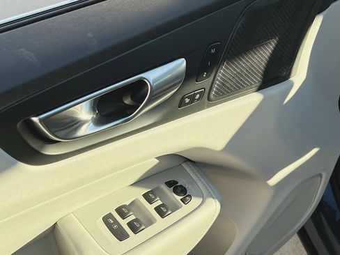 Used 2023 Volvo XC60 B5 Ultimate w/ Climate Package image 15