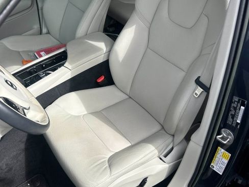 Used 2023 Volvo XC90 B5 Plus image 11