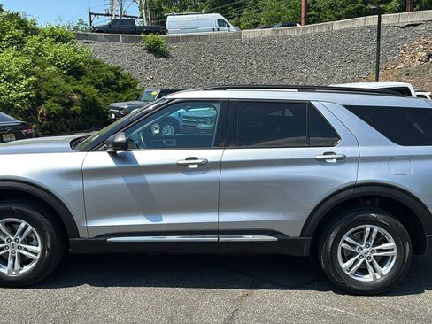 Used 2023 Ford Explorer XLT AWD/4WD image 2
