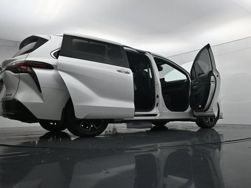 Used 2025 Toyota Sienna Platinum AWD/4WD image 29