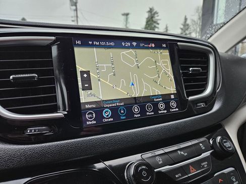 Used 2020 Chrysler Pacifica Touring-L Plus image 24