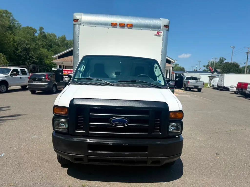 Used 2009 Ford E-350 and Econoline 350 Super Duty RWD image 2