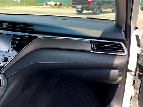 Used 2018 Toyota Camry SE FWD image 16