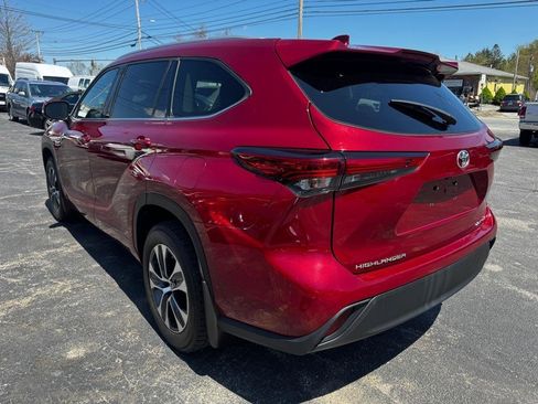 Used 2022 Toyota Highlander XLE AWD/4WD image 4