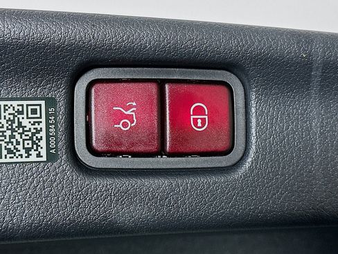 Used 2025 Mercedes-Benz C 300 Sedan image 29