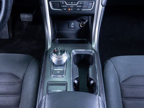 Used 2017 Ford Fusion SE w/ Fusion SE Technology Package image 28