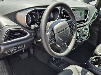 New 2027 Chrysler Pacifica Select FWD video 3