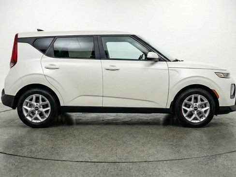 Used 2025 Kia Soul LX w/ LX Technology Package FWD image 11