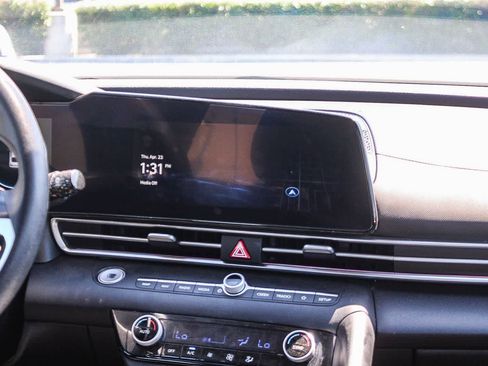 Used 2024 Hyundai Elantra SEL FWD image 18