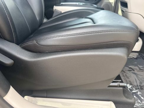 Used 2024 Chrysler Pacifica Touring-L FWD image 14