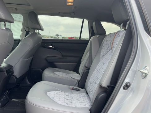 Used 2023 Toyota Highlander Bronze Edition image 8