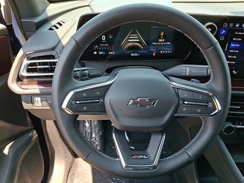 Used 2025 Chevrolet Traverse Z71 w/ Driver Confidence Package AWD/4WD image 19