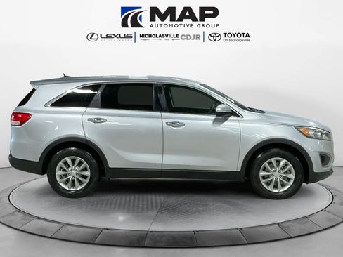 Used 2017 Kia Sorento L image 6