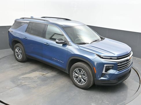 Used 2025 Chevrolet Traverse LT image 32