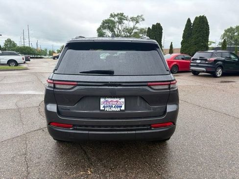 Used 2023 Jeep Grand Cherokee Altitude AWD/4WD image 4