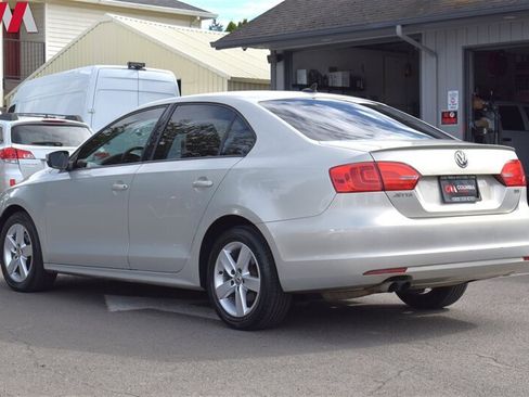 Used 2012 Volkswagen Jetta TDI w/ TDI Appearance Pkg FWD image 2