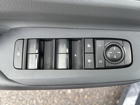 Used 2024 Toyota Prius LE FWD image 17