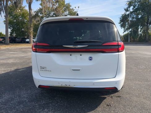 Used 2024 Chrysler Pacifica Touring image 5
