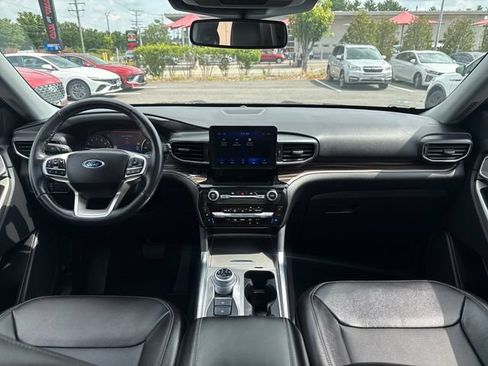 Used 2022 Ford Explorer Limited w/ Equipment Group 301A AWD/4WD image 12