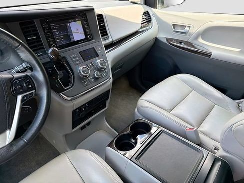 Used 2018 Toyota Sienna XLE Premium AWD/4WD image 23