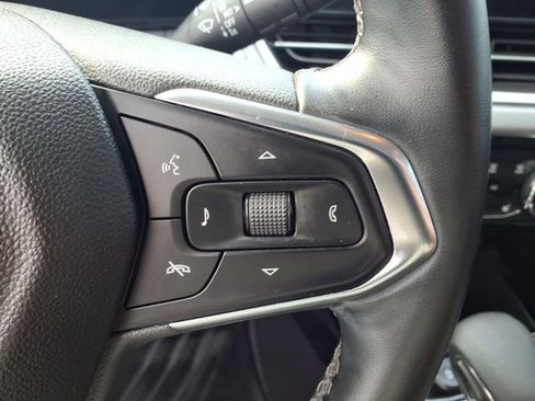 Used 2024 Chevrolet Trax LT w/ LT Convenience Package FWD image 9