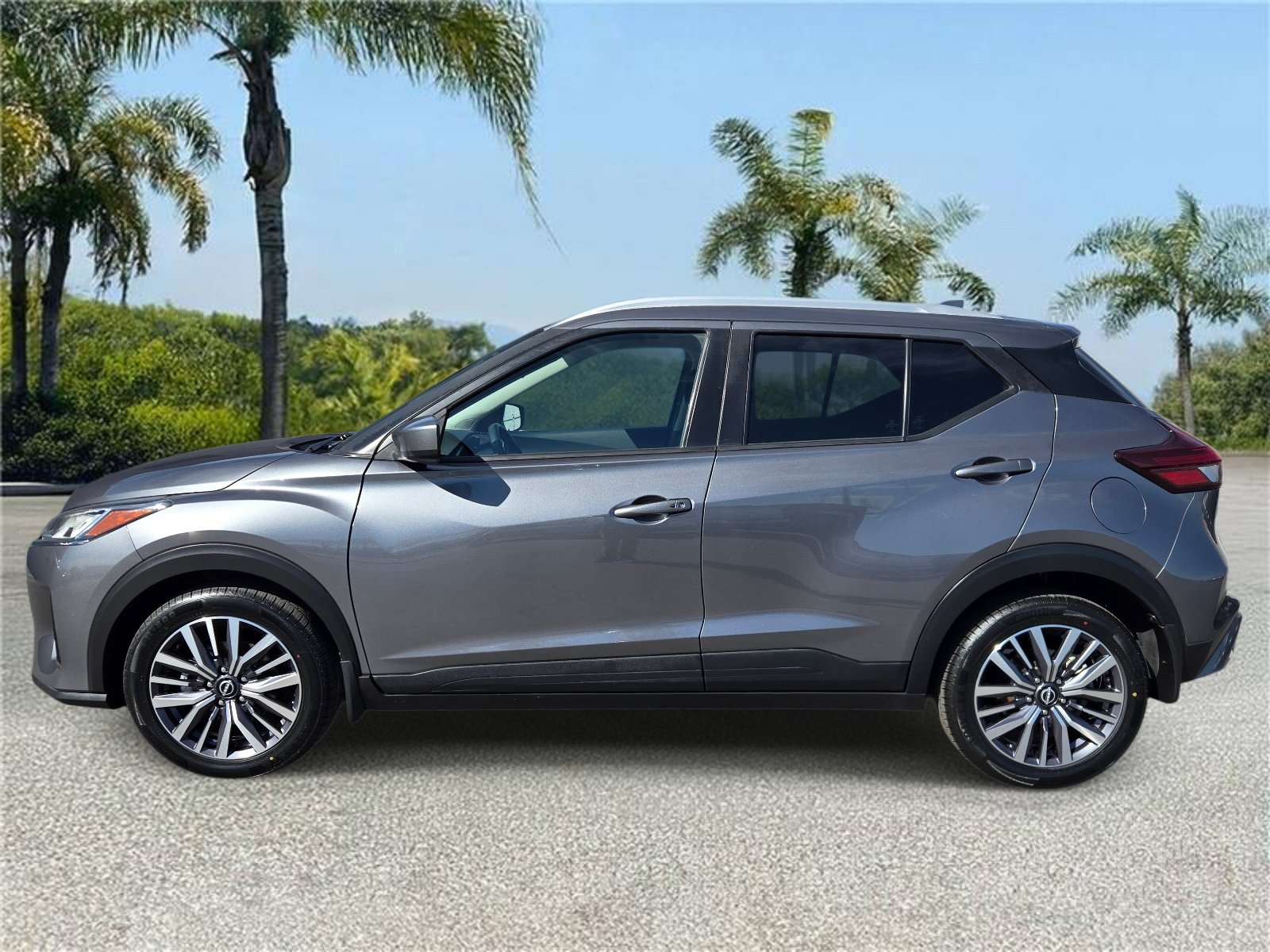 Used 2024 Nissan Kicks SV FWD image 2