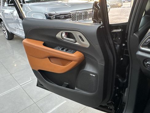 New 2026 Chrysler Pacifica Pinnacle image 13