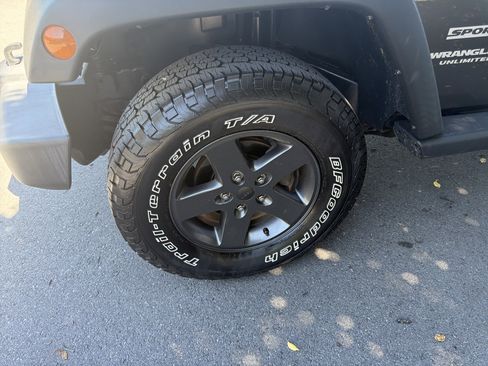 Used 2016 Jeep Wrangler Unlimited Sport w/ Connectivity Group AWD/4WD image 11