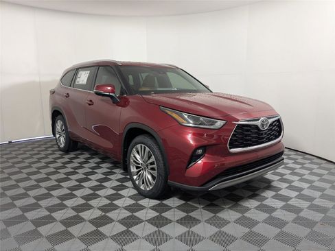 New 2026 Toyota Highlander Platinum image 3
