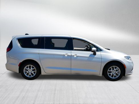 Used 2023 Chrysler Pacifica Touring-L FWD image 8