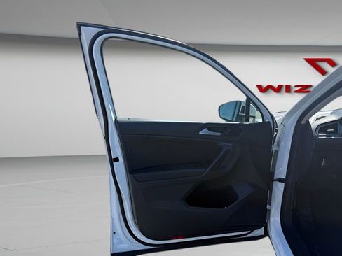 Used 2021 Volkswagen Tiguan SE w/ Panoramic Sunroof Package image 9