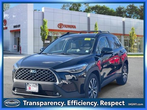 Certified 2023 Toyota Corolla Cross XLE image 4