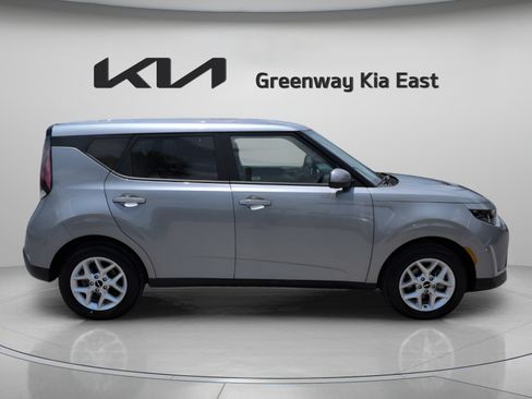 Used 2025 Kia Soul LX w/ LX Technology Package FWD image 5