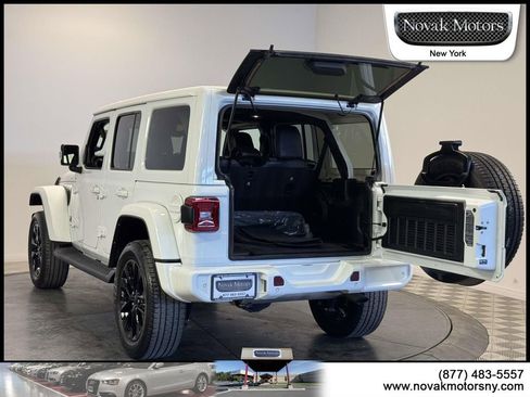 Used 2022 Jeep Wrangler Unlimited Sahara AWD/4WD image 7