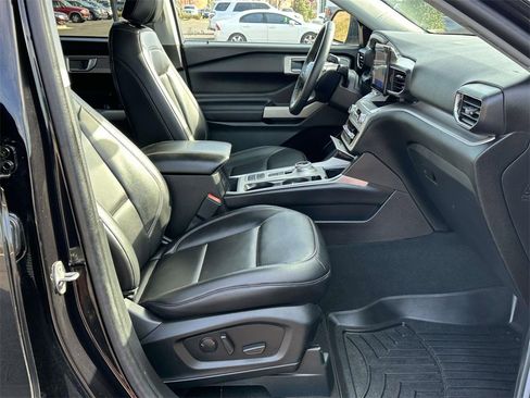 Used 2023 Ford Explorer XLT w/ Equipment Group 202A image 6
