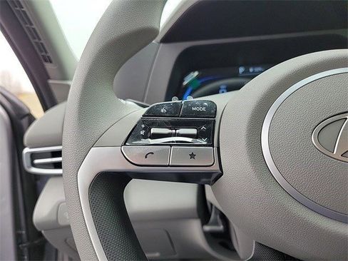 Used 2025 Hyundai Elantra SE image 29