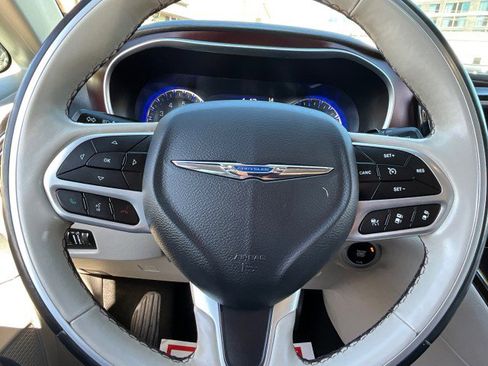 Used 2019 Chrysler Pacifica Limited w/ Advanced Safetytec Group FWD image 13