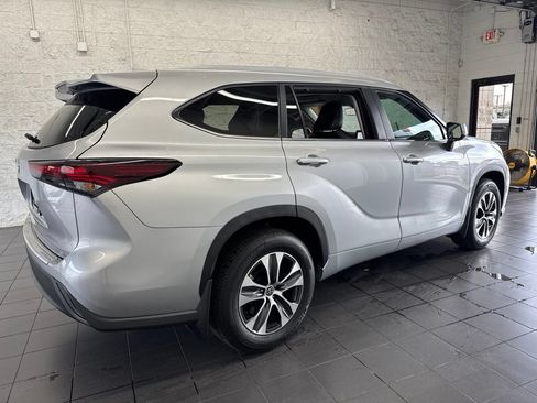 Used 2025 Toyota Highlander XLE AWD/4WD image 9