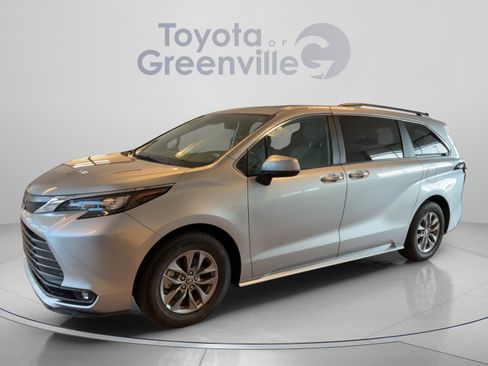 Certified 2025 Toyota Sienna XLE FWD image 2