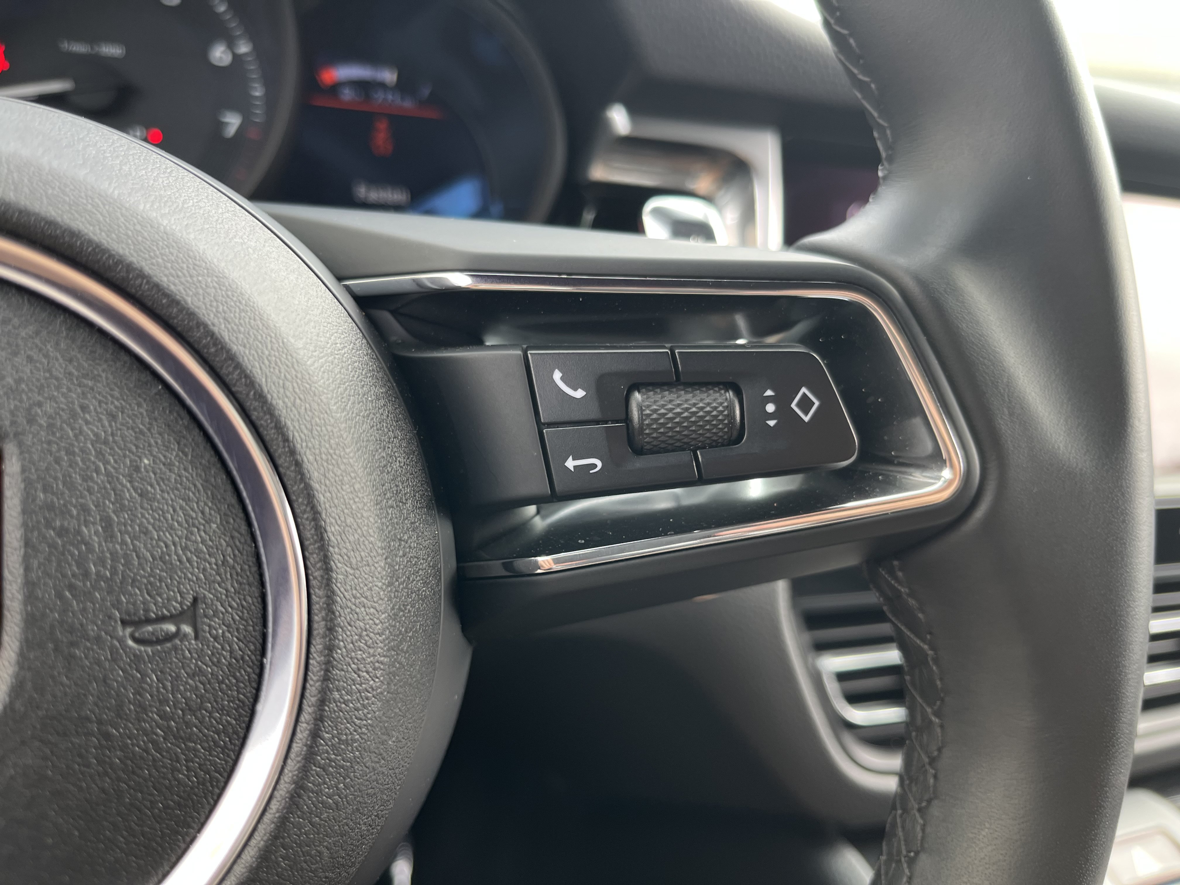 Used 2025 Porsche Macan AWD/4WD image 23